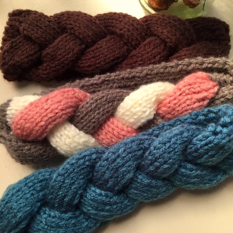 もふもふ手編みの三つ編みニットヘアバンド