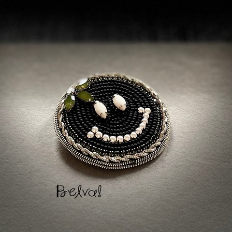 ビーズ刺繍のブローチ　-スマイル(ブラック)- smile