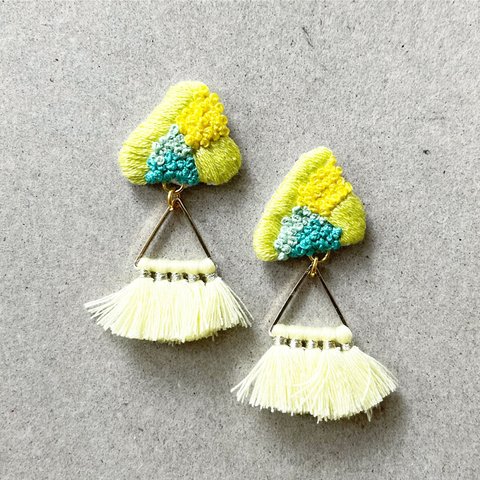 lemon yellow刺繍ピアス