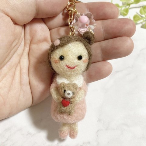 ✿ 人気商品 ✿ くまちゃんとなかよし♡だっこする女の子 羊毛フェルト キーホルダー バッグチャーム フェルト人形 フェルトマスコット 再販4