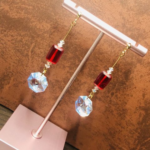 【SWAROVSKI】赤が引き立つクリスタルピアス