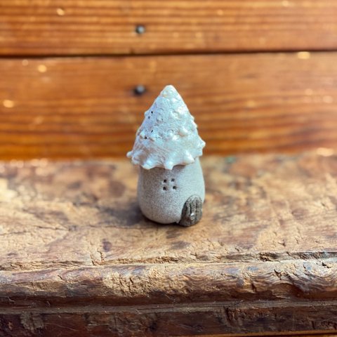 北欧風の小さな妖精のお家 のっぽS（バニラホワイト）〜プリザーブドモス＆フラワーの貝殻オブジェ