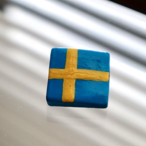 スウェーデン国旗🇸🇪陶器風ブローチ