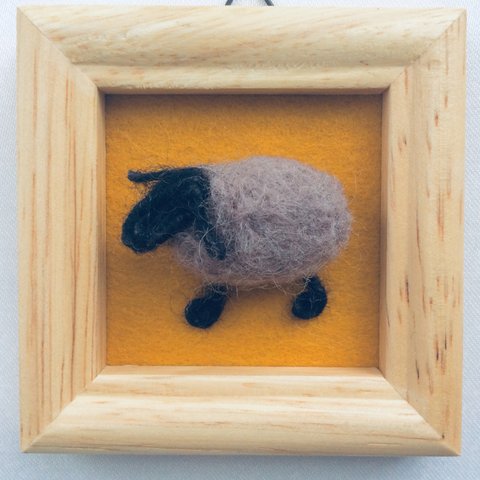 小さな羊の羊毛フェルトのブローチ🐑