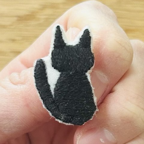 刺繍ブローチ【黒猫】