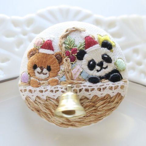 【Cheerful Winter】くまさんとパンダさんのバスケット 刺繍 ブローチ 