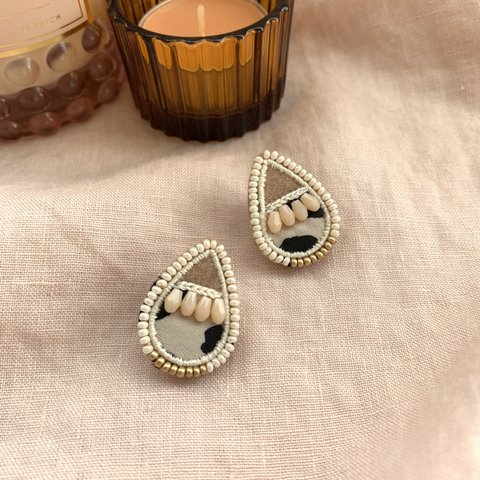 ビーズ刺繍＊レオパードなしずくピアス