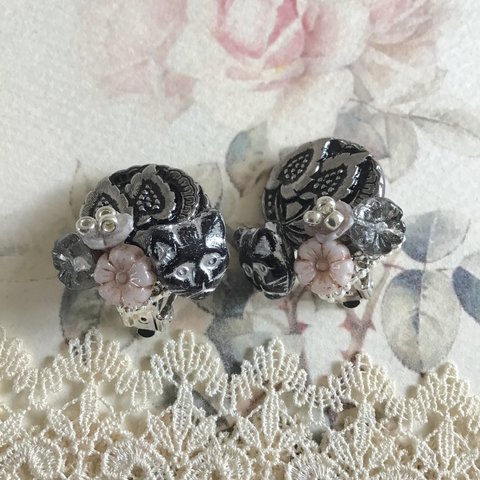 【隠れ猫ちゃんearring 】イヤリング　黒　ブラック　お花　モノトーン　ウエディング　ブライダル　結婚式477