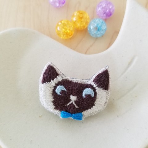 シャムちゃんの刺繍ブローチ