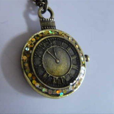 キラキラ縁飾りの懐中時計型バッグチャーム（金古美・レジン）