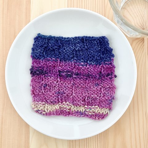 偶然を楽しむ手編みコースター /  オパール Opal 毛糸 手編み 編み物 コースター カフェ キッチン癒し 個性的 自然 ナチュラル シンプル 青 紺 ブルー 紫 黄色