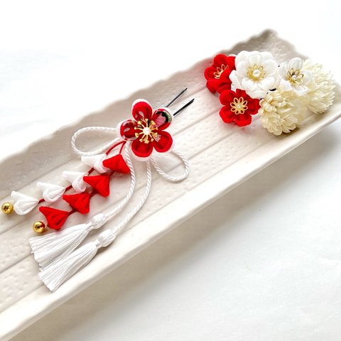 梅の花とタッセルの髪飾り~紅白~一点物❇︎つまみ細工❇︎アーティフィシャルフラワー❇︎和装❇︎七五三❇︎成人式❇︎卒業式