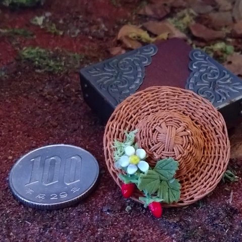 ミニチュアの花「苺の小さな帽子」