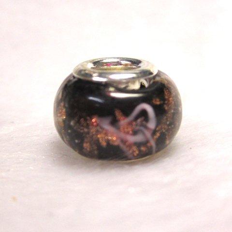 大穴◆チャームビーズ◆【２個】 約10×14mm 約5mm穴 花模様 黒 06-1433