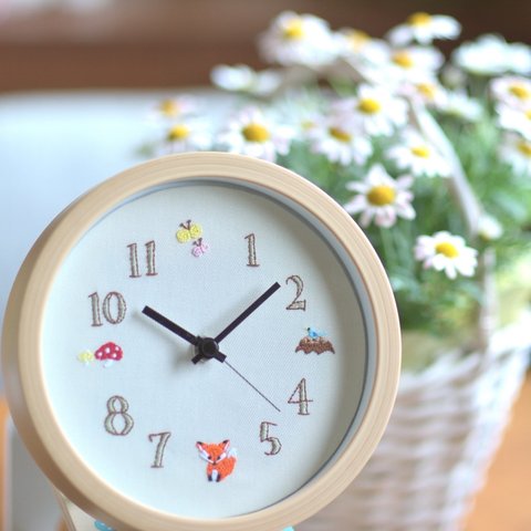 【特集掲載】森のキツネの時計＊ナチュラルウッド　電波時計　壁掛け時計　置き時計　刺繍　ナチュラル　