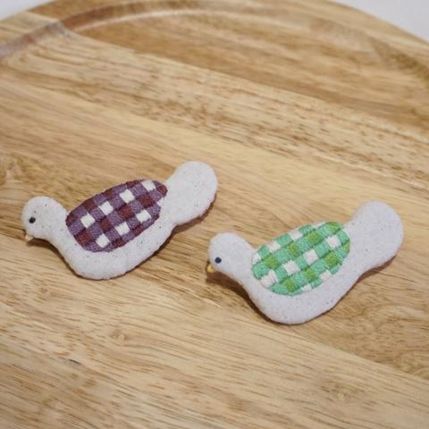 鳥 ギンガムチェック ライトグリーン  刺繍 ブローチ  かわいい お洒落 ワンポイント  贈り物 プレゼント ラッピング対応