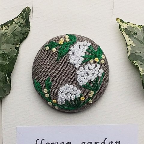 刺繍くるみボタン(ヘアゴム/ブローチ)ホワイトフラワー