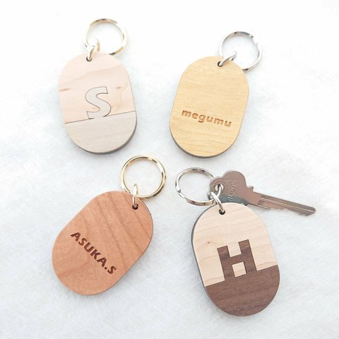 【1 letter plate key】 キーホルダー 木製  木 名前入り 名入れ 木婚式 記念日 記念品 結婚記念日 入学祝 卒業 鍵 車 ロッカーキー アルファベット イニシャル 母の日