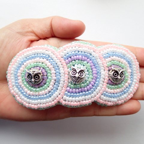 ビーズ刺繍のバレッタ【3羽のふくろう／シルバー】