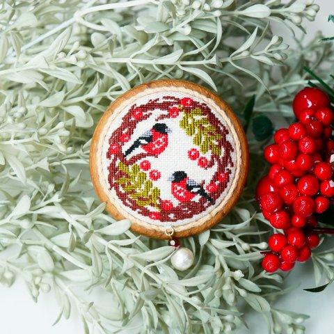 ウソ鳥のクリスマスリース -Joulu- 北欧刺繍くるみボタンブローチ/ヘアゴム