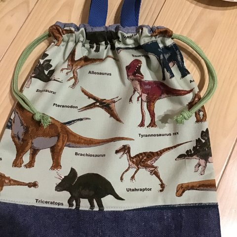 【再29】恐竜31×26❤️男の子お着替え袋⭐️給食袋、パジャマ入れ、オムツ入れ、体操着入れなどに⭐️持ち手お名前タグ付き巾着テイラノザウルスいます　