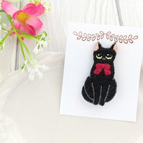 黒猫のお座り刺繍ブローチ