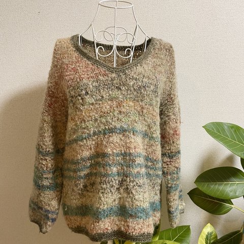 【皮ブローチ付】手編みセーター【ウール100%】