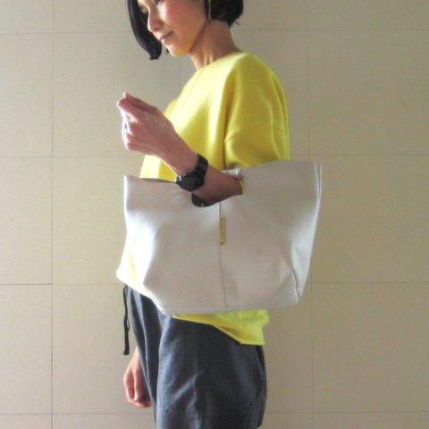 COIL HANDLE BAG (S) white　本革製  ハンドバッグ