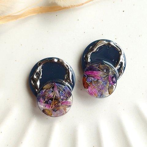 パープル×ネイビーカラーお花の円形ピアス/イヤリング/金属アレルギー対応／ハンドメイドピアス (レジン 花 アンティーク風)　ウェディング　結婚式　ギフト　プレゼント　デート　女子会