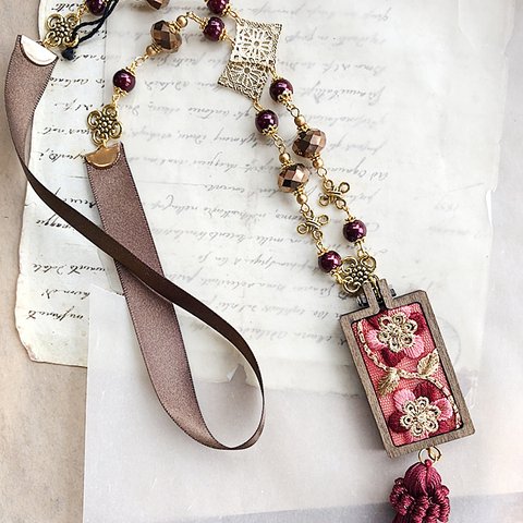 花刺繍のネックレス