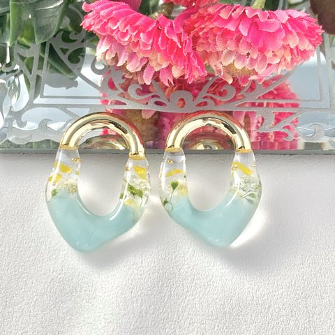 【50%off】変形フープ✽お花封入のイヤリング✽【light blue】