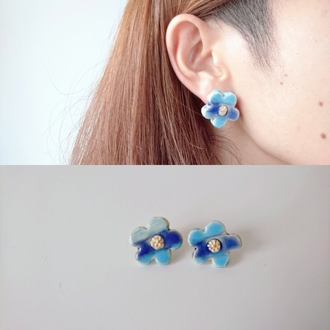 青いお花の陶ピアス