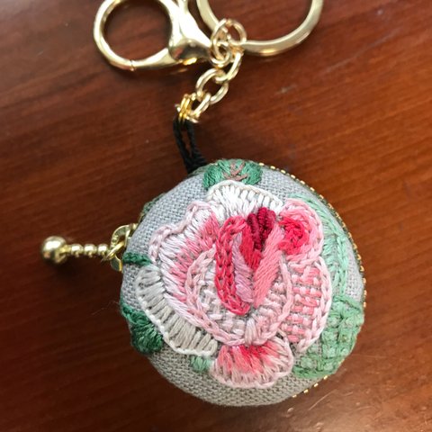 薔薇の手刺繍 マカロンポーチ