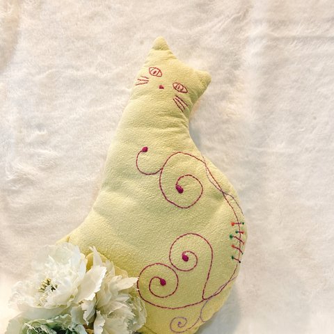 おすまし猫ちゃん　ミニクッション　 黄色　刺繍