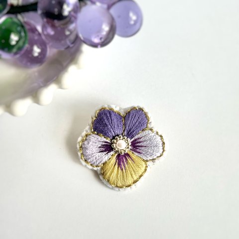 ビオラ 刺繍 ブローチ (紫×薄紫×黄)