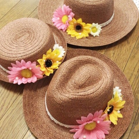 明るい茶色にレースパール花が可愛いヒモ付きウエスタン帽子親子姉妹お揃いコーデに