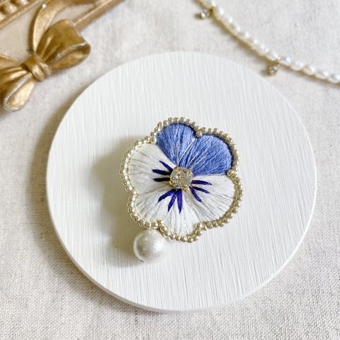 「Viola Blue」ビオラ刺繍ブローチ　母の日ギフト⭐︎