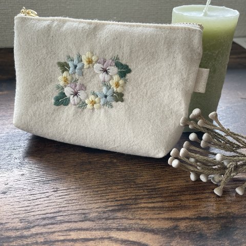 ビオラと小花　手刺繍の小さなポーチ