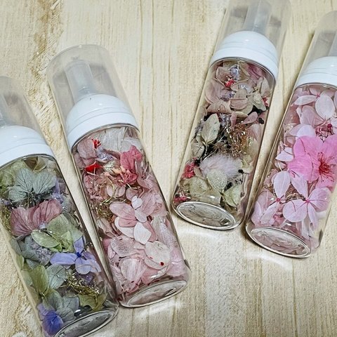 ハーバリウムアトマイザーオイル無し✨内側はガラスのアトマイザー、外側はプラスチック。紫陽花・小花プリザを入れたアレンジ✨人気のくすみ系パープル✨✨ちょっとしたギフトにいかがですか香水、除菌スプレー✨