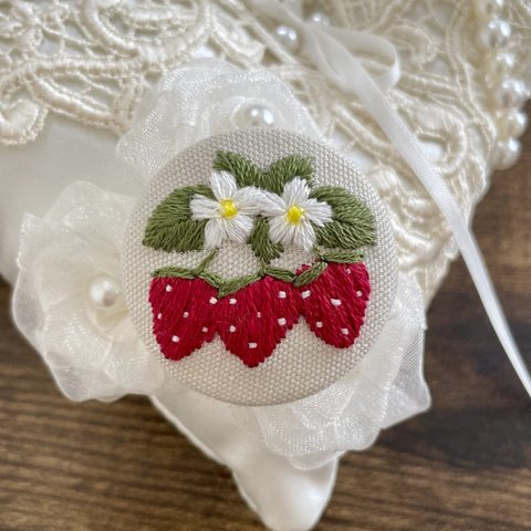 刺繍ブローチorヘアゴム✳︎いちご