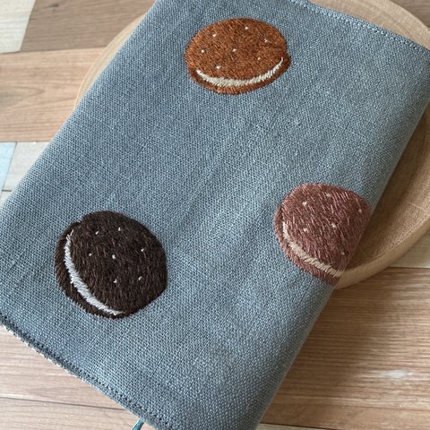 クリームサンドビスケット刺繍の刺繍ブックカバー