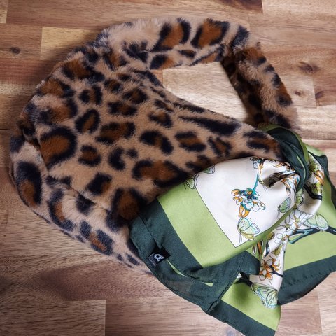 ミニバック　秋冬　ファッション　ギフト　モコモコ　ハンドバッグ 広口バッグ母の日 安心の耐久性 スカーフ付き　使いやすさ抜群 ギフトレディース