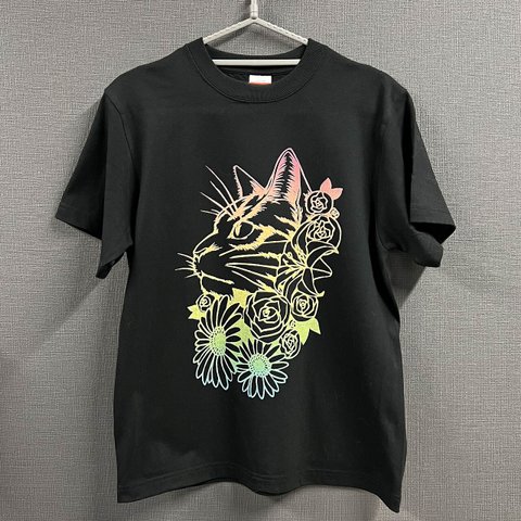 保護猫チャリTシャツ「猫と花束（レインボー）」（黒/半袖）選べるサイズSMLXL