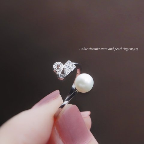 Cubic zirconia swan and pearl ring/sv925