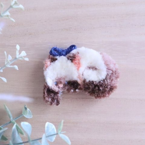 【SALE】ふわ猫刺繍マグネット＊シャム柄伏せポーズ