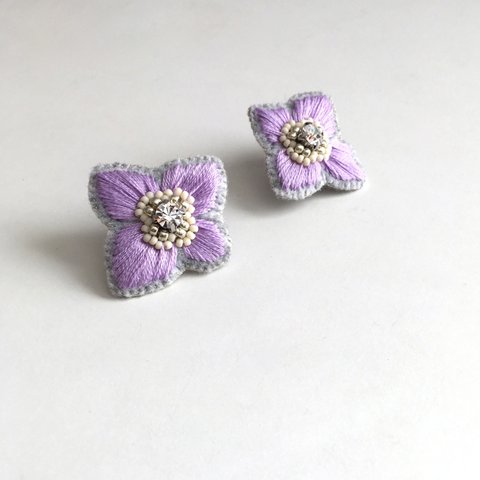 ボタニカル刺繍イヤリング "Anemone"／LAVENDER《Lustrini》