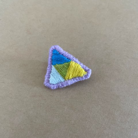 三角 カラフル 手刺繍ブローチ