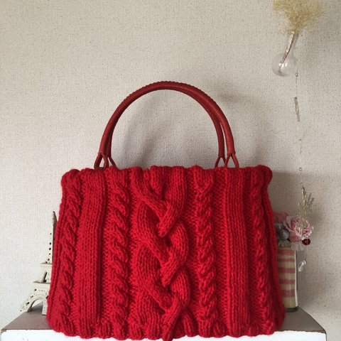 2way.手編みニットの赤色☆オーバルかごバッグ♪大きめ☆ニットは真っ赤色☆アラン模様☆巾着袋付き。