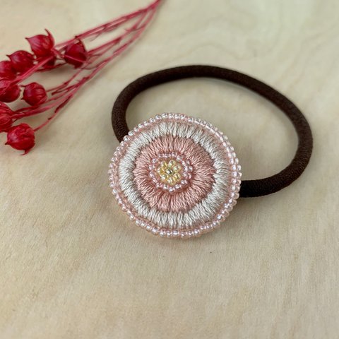 刺繍とビーズのヘアゴム/まるい花・ピンク