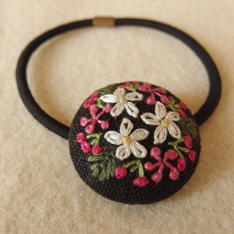 白とピンクの花ブーケ刺繍 くるみボタンヘアゴム